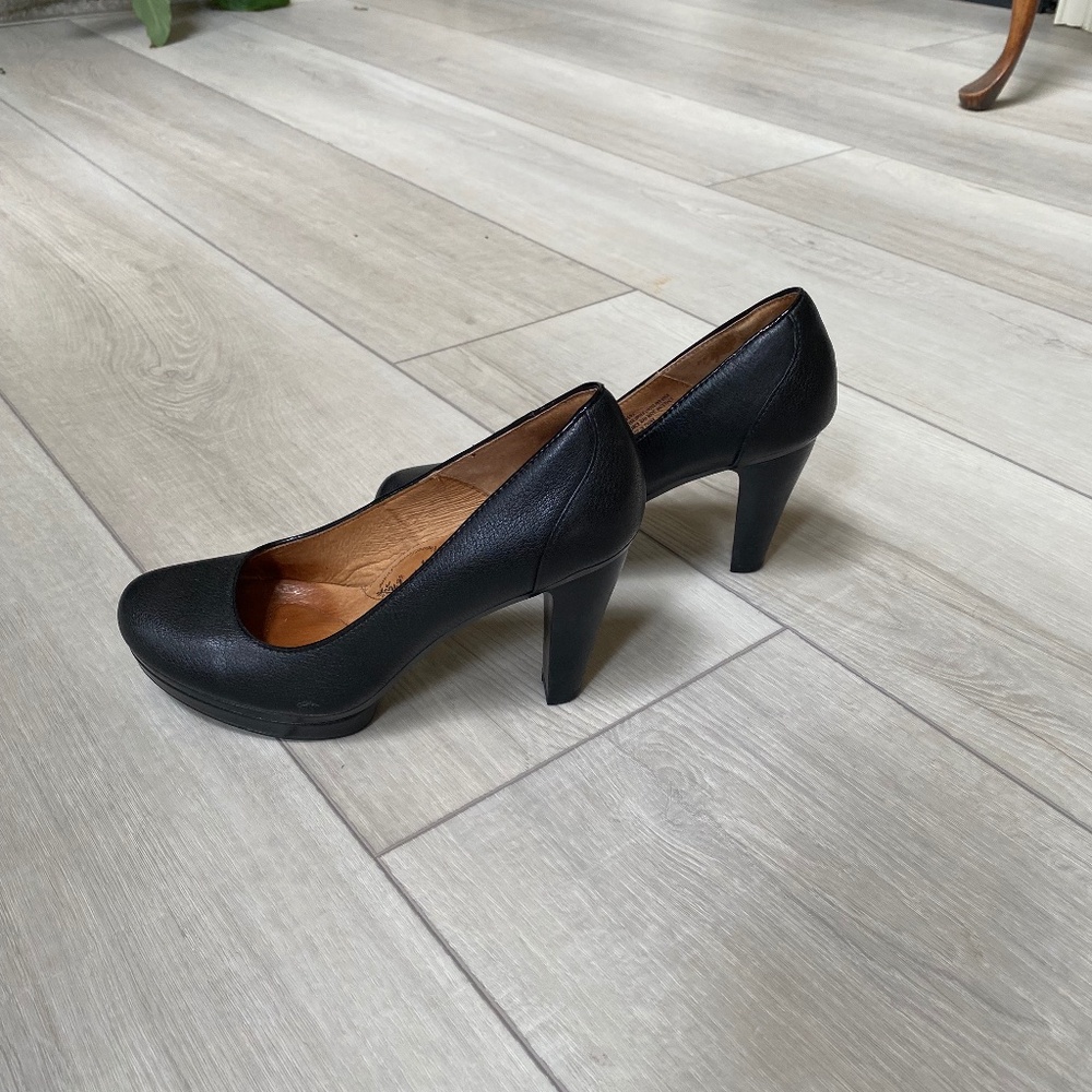 Sofft Black Leather Pumps